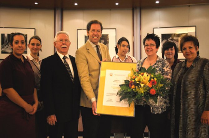 v.l. Maria Stella Kasten, Stephanie Arnold, Hans-Theo Hardt, Walter Dohr (Geschäftsführer des Verbands des Rheinischen Bäckerhandwerks), Laura Mölders, Carmen Heinke (Geschäftsführerin Bäckerei Hardt), Sabrina Althaus und Alexandra Dienst (Geschäftsführerin der Bäckerinnung Köln)